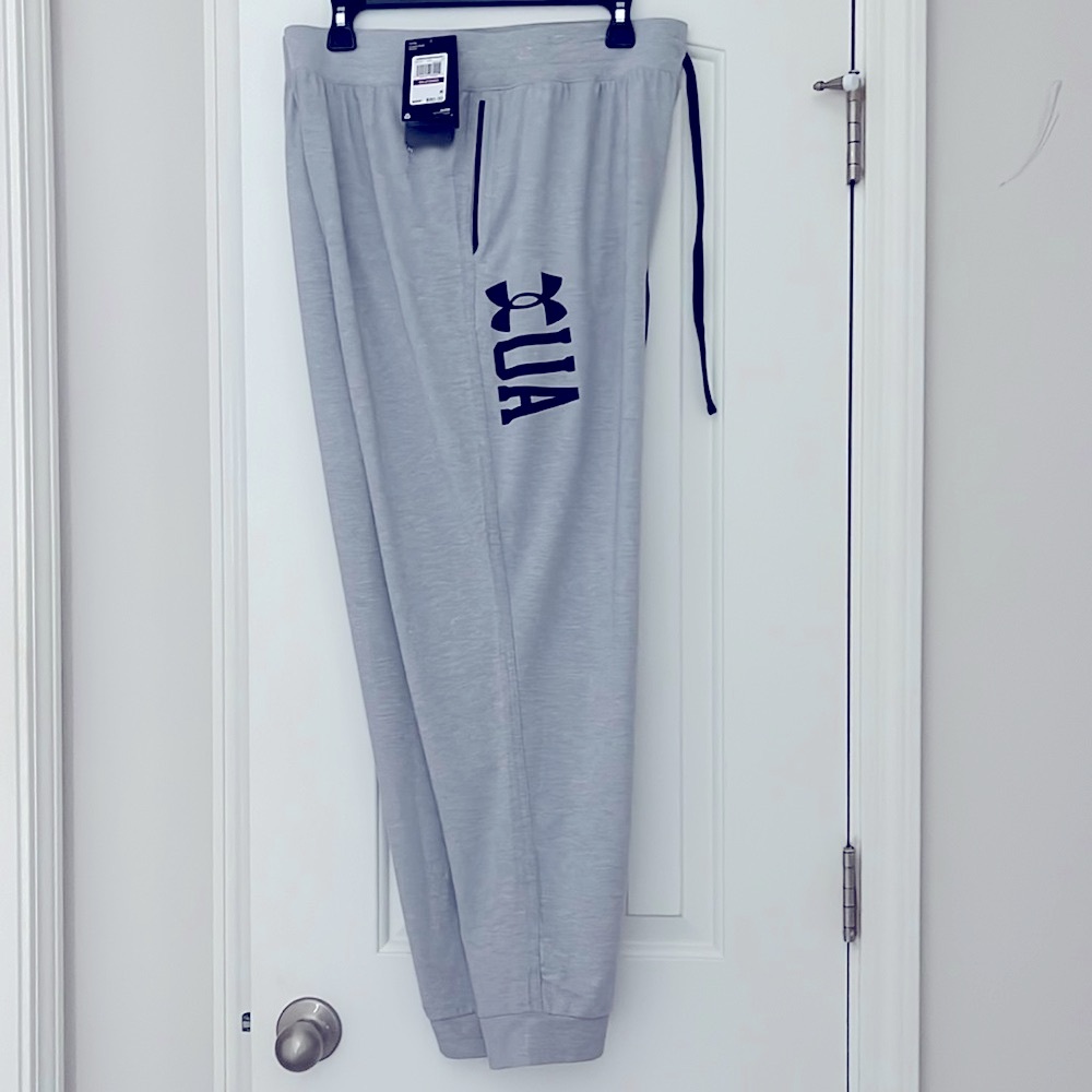 Gray Under Armour lightweight “recover” fabric Women’s joggers XXL